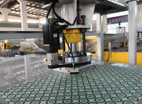 华体会官方版网站登录入口 全自动CCD成像定位裁断机