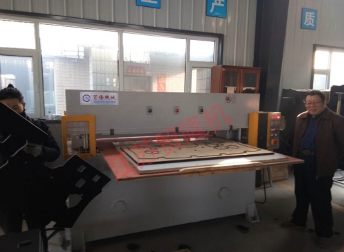 华体会官方版网站登录入口 汽车后备箱隔音垫裁断机